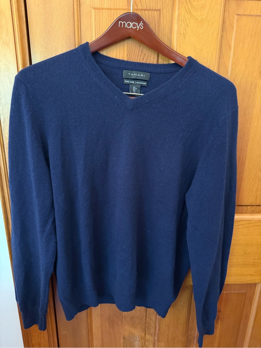 Tahari Men’s Navy Blue V-Neck Sweater